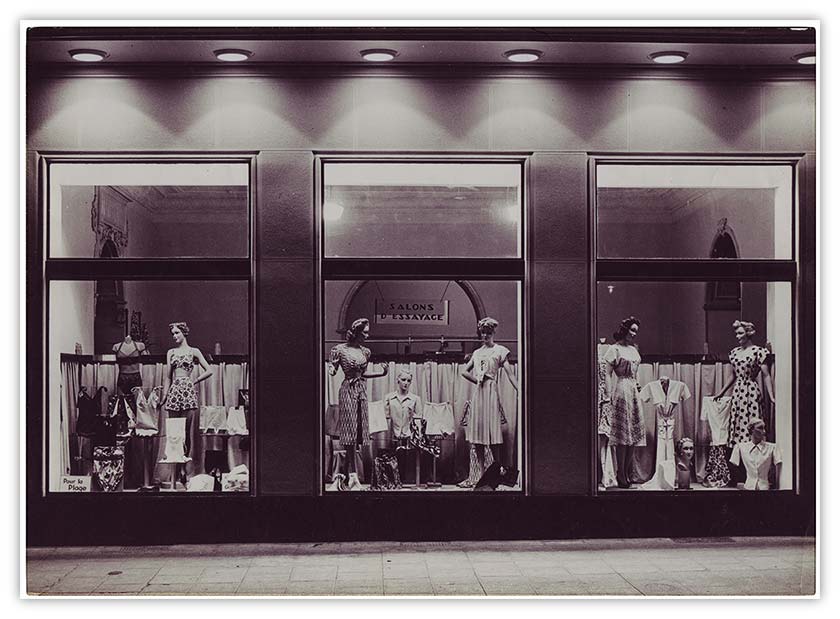 Vintage Print, historische Schaufensterdekoration eines Modehauses mit zahlreichen Mannequins, Frankreich, um 1940
